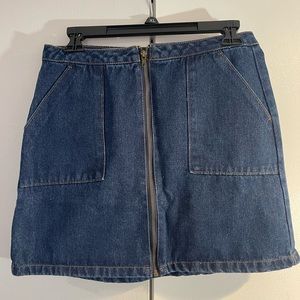 Women’s denim jean skirt. Darker wash with front zipper